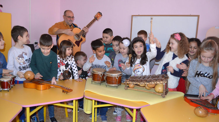 С бонгоси, маримби и укулеле започна Месеца на Америка в Кърджали