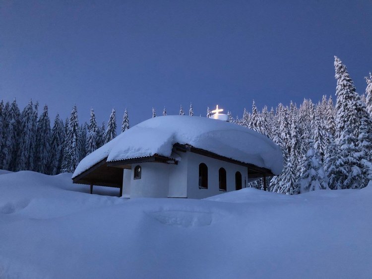 Новопостроеният параклис по пътя за Перелик на проход “Превала” по изгрев слънце. 31.01.2019 г.