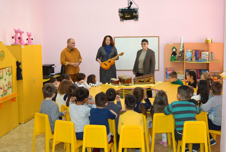 С бонгоси, маримби и укулеле започна Месеца на Америка в Кърджали