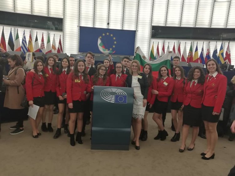 „Бела съм, бела, юначе" огласи ЕП в деня на Евроскола 