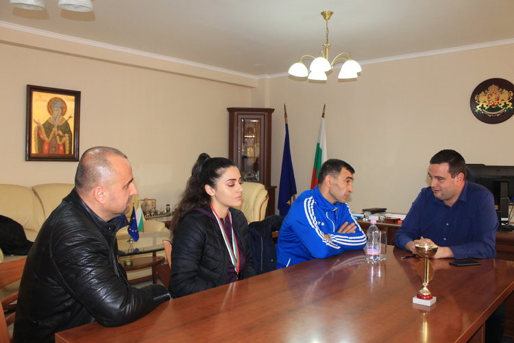 Областният управител приветства шампионката Айча Халибрям, ще помага на клуба по борба