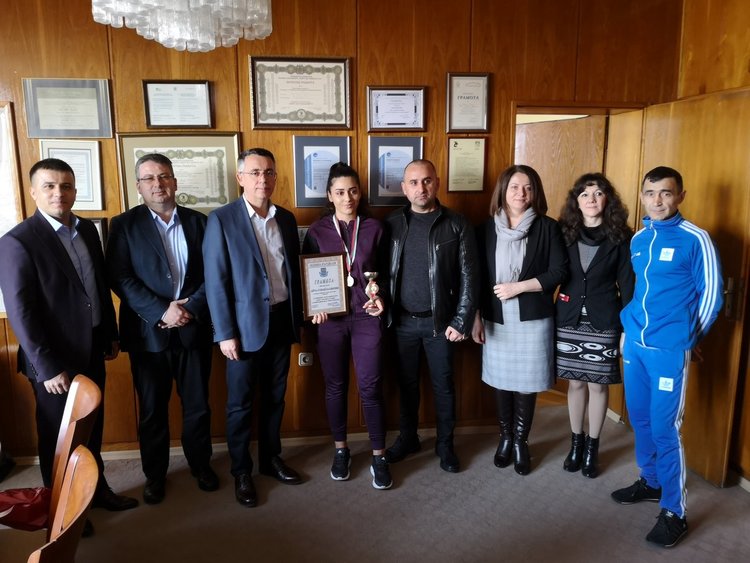 Кметът награди републиканска шампионка по борба