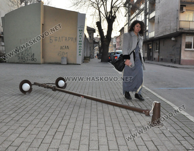 Потрошиха улични лампи в центъра на Хасково