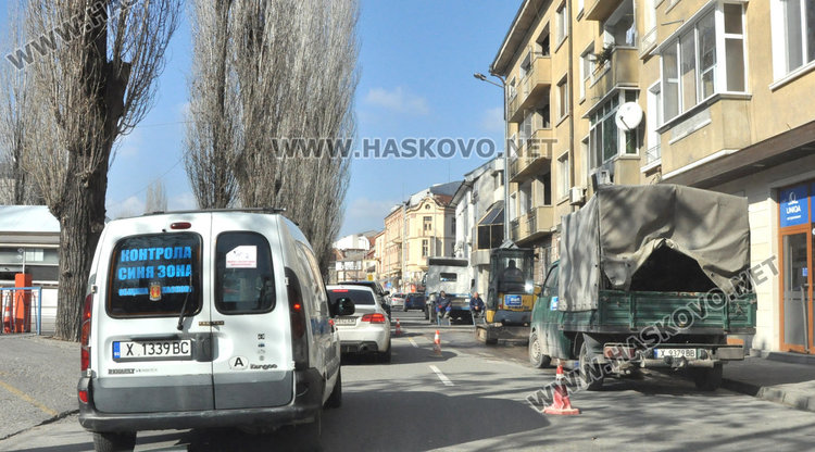 Авария по бул. „България“ затвори едното платно