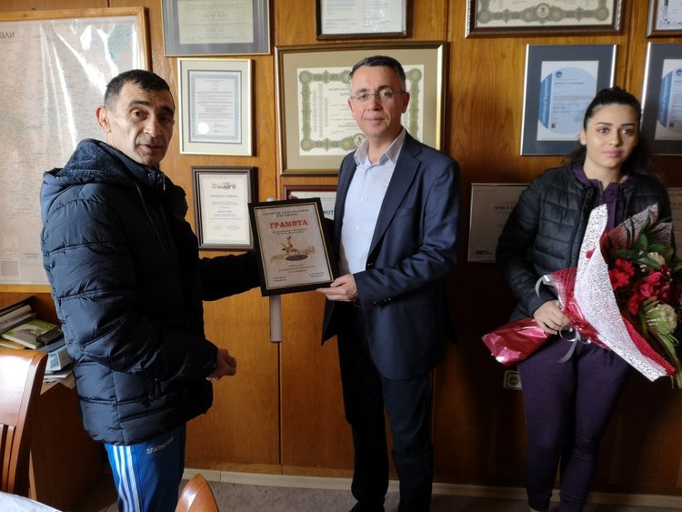 Кметът награди републиканска шампионка по борба