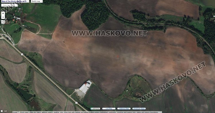 Мистериозна фигура се появи в нива край Хасково