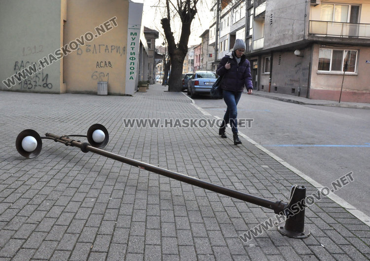 Потрошиха улични лампи в центъра на Хасково