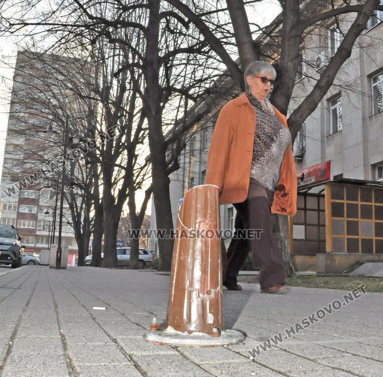 Потрошиха улични лампи в центъра на Хасково