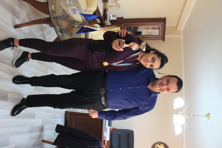 Областният управител приветства шампионката Айча Халибрям, ще помага на клуба по борба