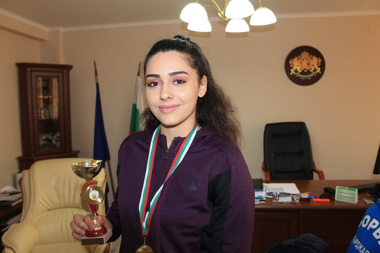 Областният управител приветства шампионката Айча Халибрям, ще помага на клуба по борба