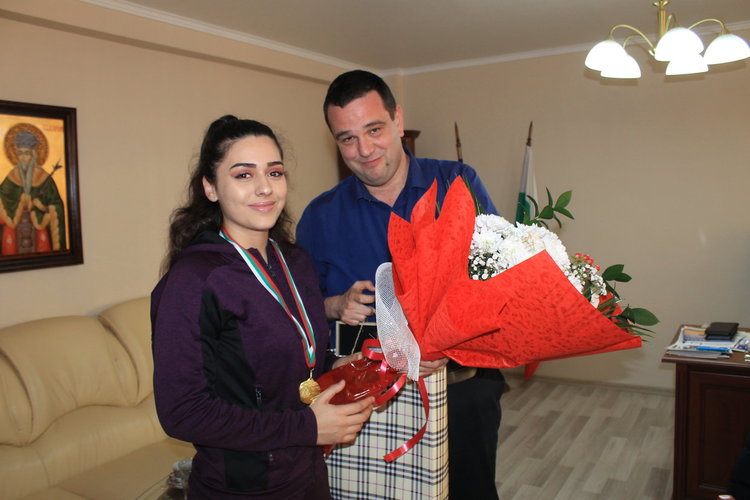 Областният управител приветства шампионката Айча Халибрям, ще помага на клуба по борба