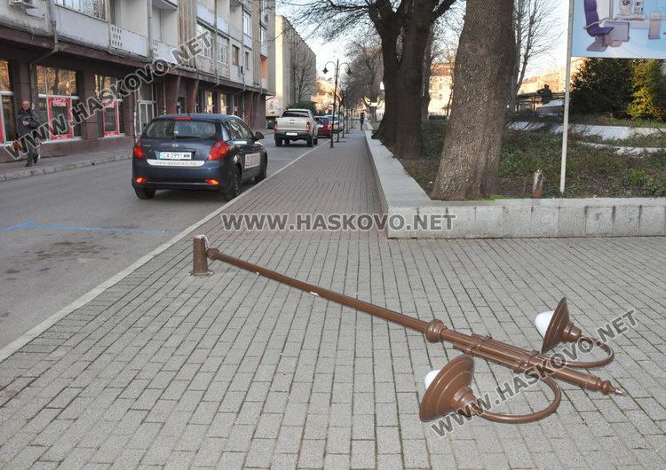 Потрошиха улични лампи в центъра на Хасково