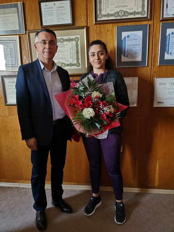 Кметът награди републиканска шампионка по борба