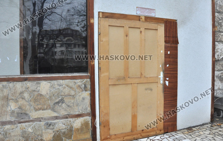 Данъчните запечатват заради нарушения ресторанти и пазарджийски маси в Хасковска област 