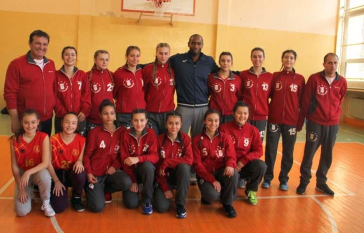 Американски професионалист баскетболист ще прави забивки пред наши момичета