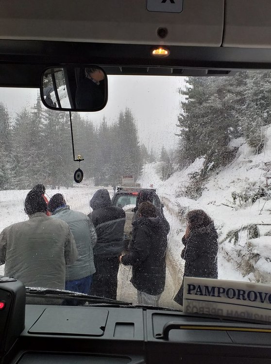 снимката е от шофьори попаднали в задръстването на прохода