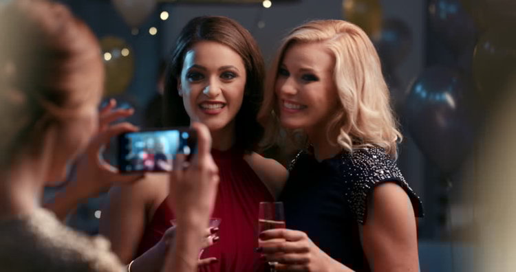 Днес да почерпят Светла, Искра, Огняна и Пламена. И без смартфони