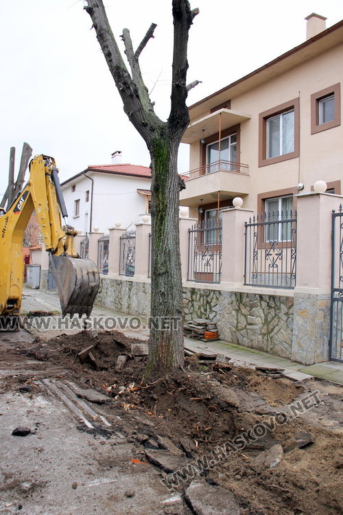 Започна ремонт на тротоара на ул. „Гоце Делчев“ след обещание на кмета Иво Димов