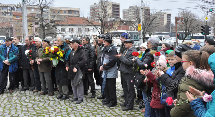 Тракийци с урок по история пред паметника на капитан Петко  войвода