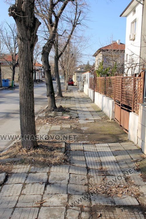 Започна ремонт на тротоара на ул. „Гоце Делчев“ след обещание на кмета Иво Димов