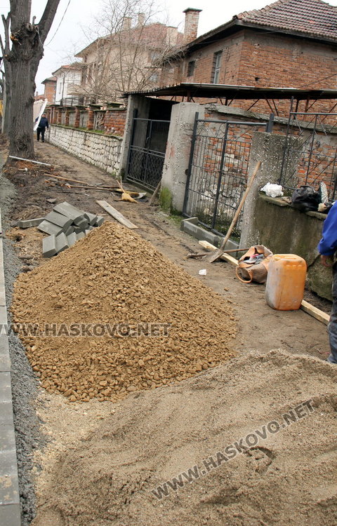 Започна ремонт на тротоара на ул. „Гоце Делчев“ след обещание на кмета Иво Димов