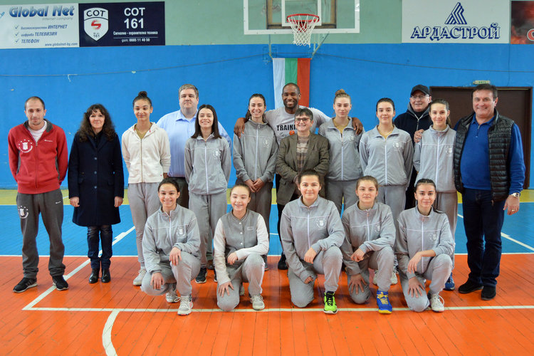 Американски професионален баскетболист "крие топката" на наши момичета