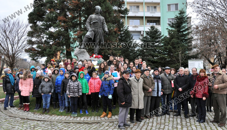 Тракийци с урок по история пред паметника на капитан Петко  войвода