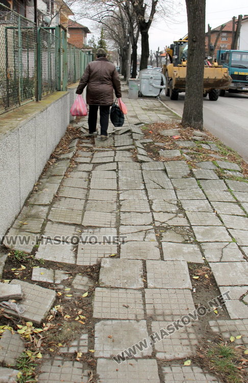 Започна ремонт на тротоара на ул. „Гоце Делчев“ след обещание на кмета Иво Димов