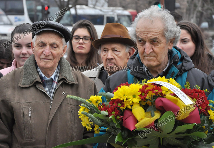 Тракийци с урок по история пред паметника на капитан Петко  войвода