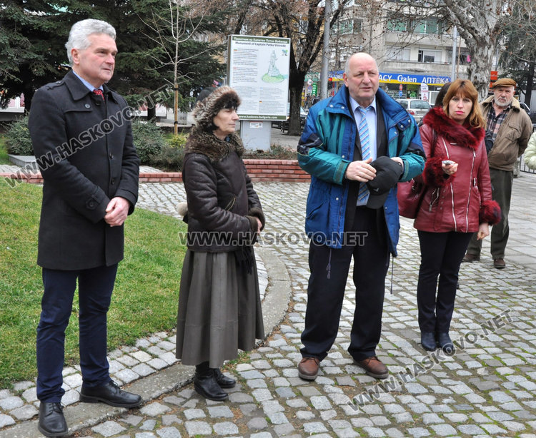 Тракийци с урок по история пред паметника на капитан Петко  войвода