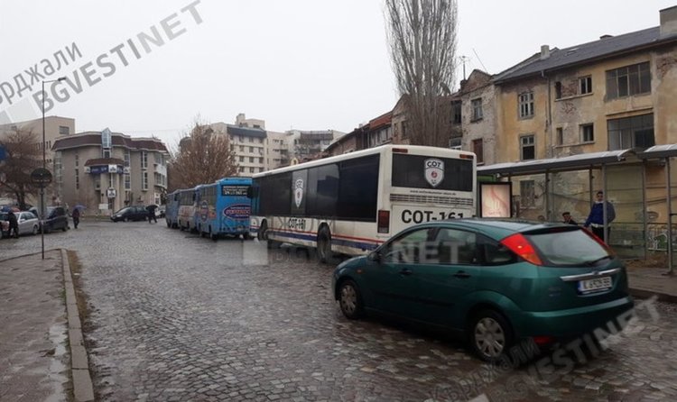 Кърджалийци негодуват от автобусна спирка, настояват за преместването ѝ