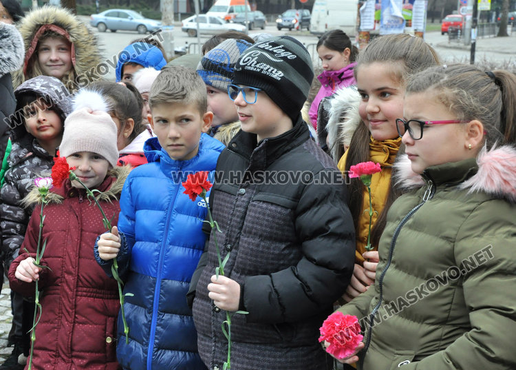Тракийци с урок по история пред паметника на капитан Петко  войвода