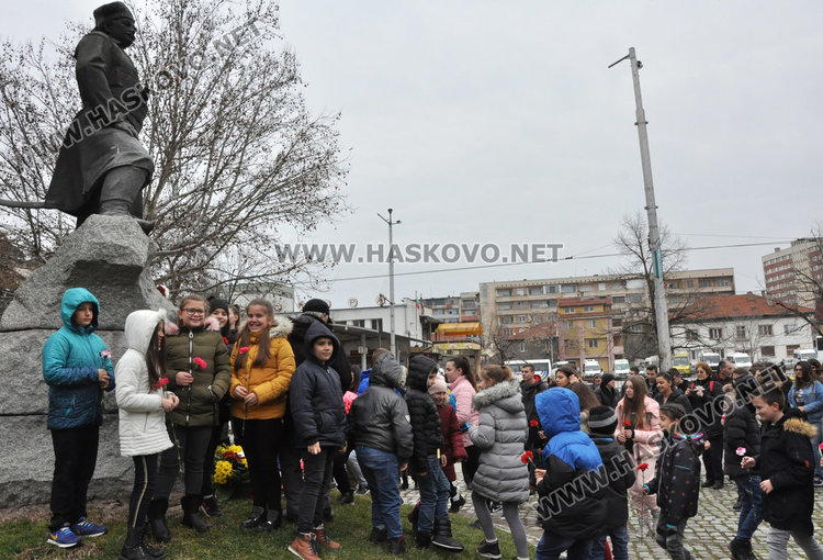 Тракийци с урок по история пред паметника на капитан Петко  войвода