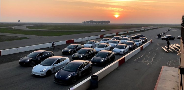 Tesla Model 3 тръгват по пътищата в Европа 