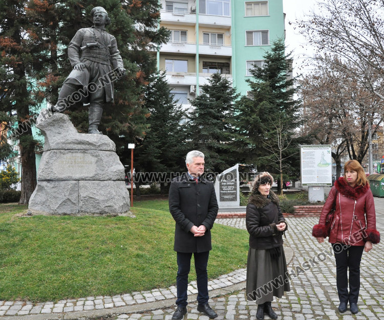 Тракийци с урок по история пред паметника на капитан Петко  войвода