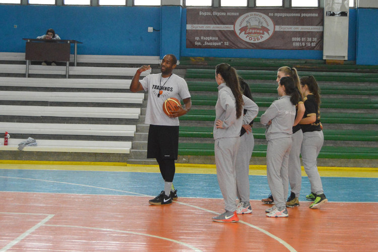 Американски професионален баскетболист "крие топката" на наши момичета