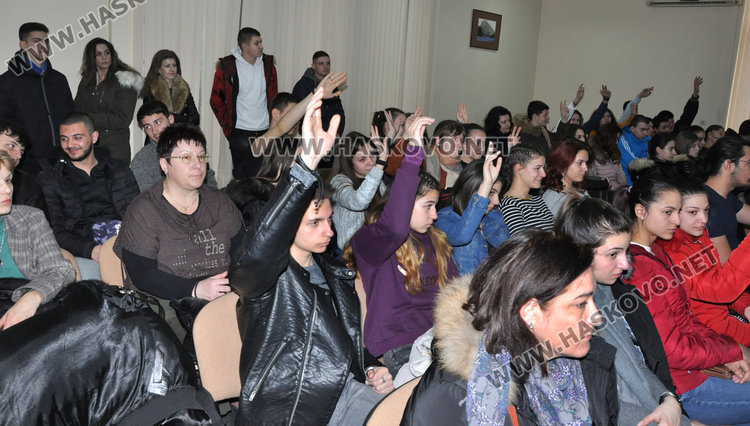 Учениците от Хасково дискутираха  какво би било, ако сме извън ЕС