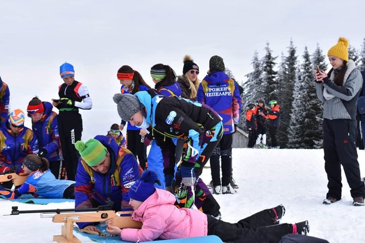 Над 200 души се качиха на връх Мечи чал за зимния Олимпийски ден
