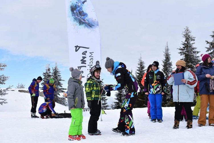 Над 200 души се качиха на връх Мечи чал за зимния Олимпийски ден