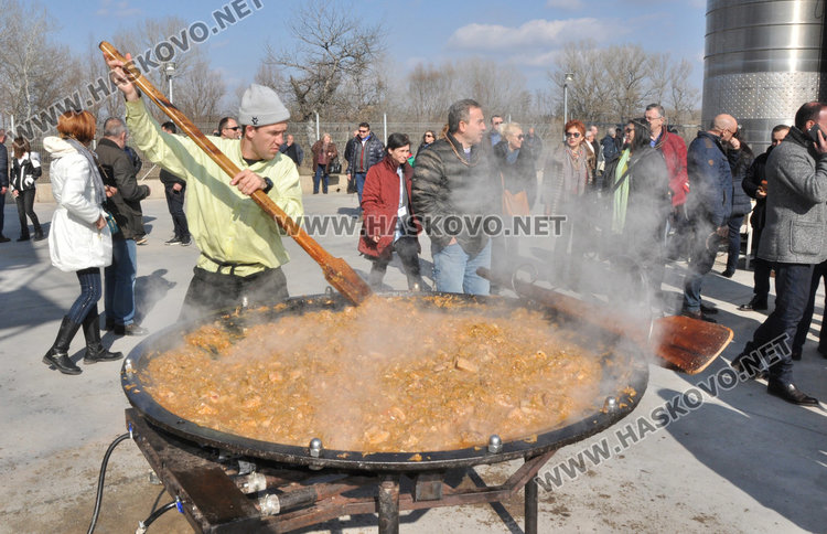 Цветанов и Добрев зарязаха лозята край Харманли, лозарите очакват добра реколта