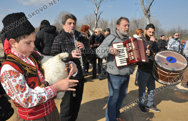Цветанов и Добрев зарязаха лозята край Харманли, лозарите очакват добра реколта