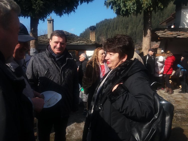 70 кг суджук, 40 кг сланина и 120 литра вино похапнаха гостите на празника на мезето в Широка лъка