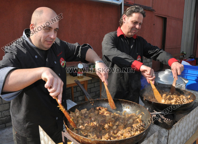 Цветанов и Добрев зарязаха лозята край Харманли, лозарите очакват добра реколта