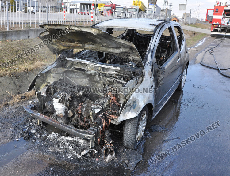 Ситроен изгоря в движение от късо в алармата