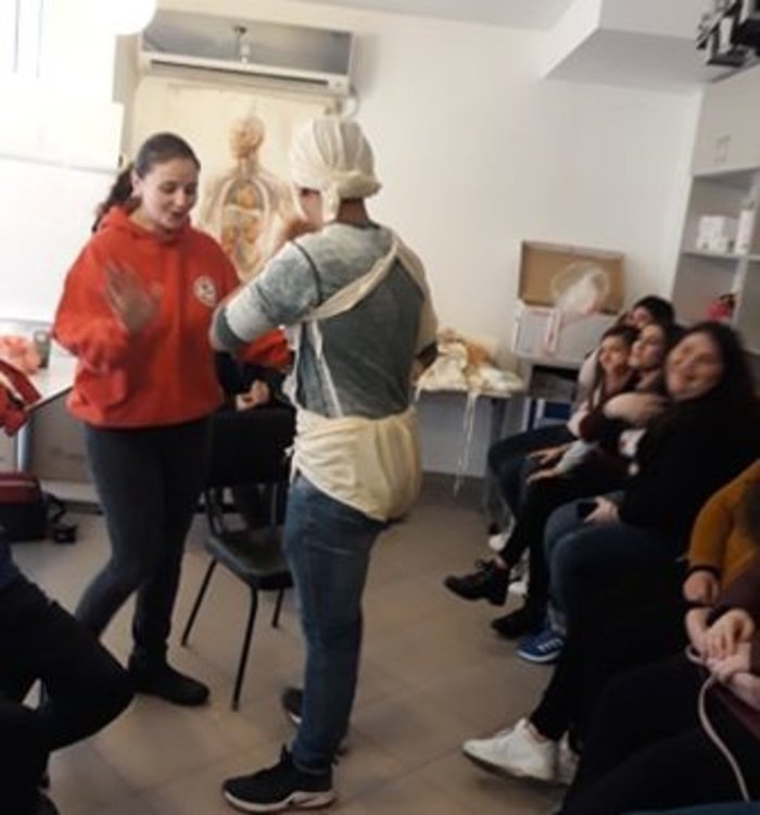 БЧК обучава ученици в Момчилград: Как да оказват долекарска помощ