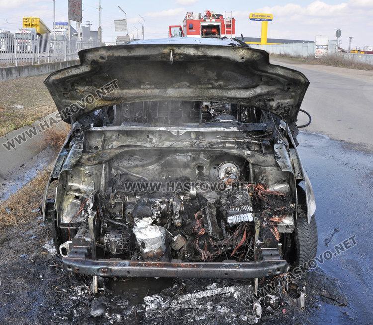 Ситроен изгоря в движение от късо в алармата