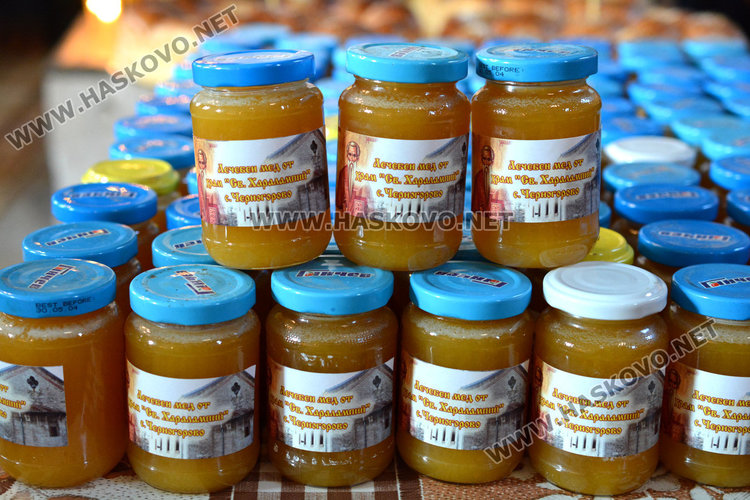 В  Черногорово осветиха меда на Св. Харалампий