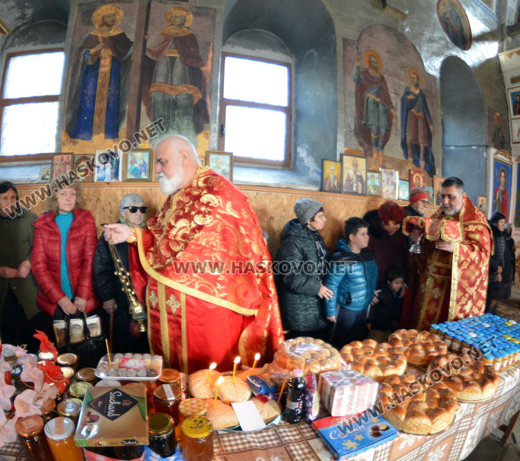 В  Черногорово осветиха меда на Св. Харалампий