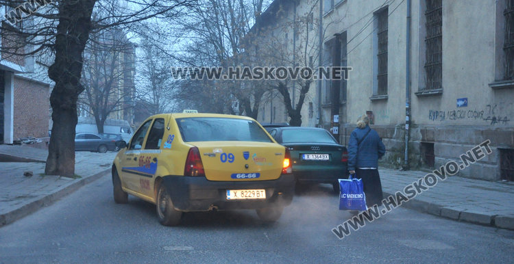 Читател: такси спря на зебра на кръстовище да остави пътничка в час пик