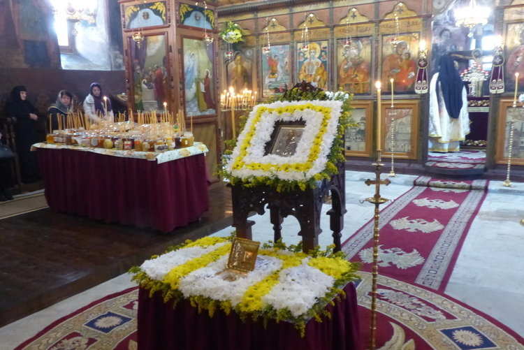 Над сто бурканчета с мед бяха осветени за лек в деня на Светеца на пчеларите